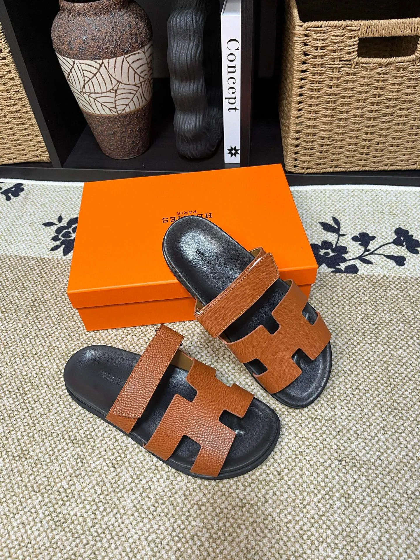 P300 Long-term stock Hermes men’s Kazimir slippers for couples - top quality woven calfskin functional sandals with intertwined uppers inspired by the “H” iconic pattern to create a casual look, perfect for summer. Imported cowhide + cowhide lining + TUP outsole Size: 35-46